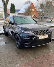Ein schwarzer Range Rover Velar steht auf einem Parkplatz