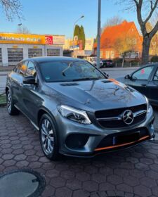 Ein dunkelgrauer Mercedes-Benz GLE Coupé steht auf einem Parkplatz