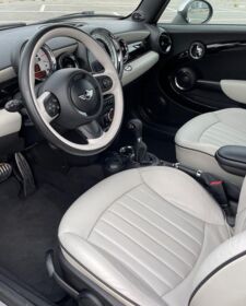 Beige,Schwarzer vorderer Innrenraum vom einem Mini Cooper S Cabrio