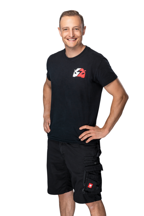 blitzblank-fahrzeugaufbereitung-sascha-braun Inhaber von Blitzblank Sascha Braun mit den Händen an der Hüfte stützend