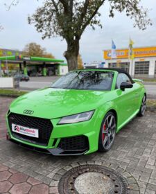 Ein giftgrüner Audi TT RS steht auf einem Parkplatz