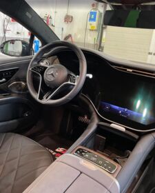Innenraum eines schwarzen Mercedes Benz