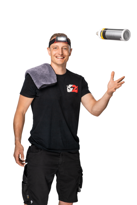 blitzblank-fahrzeugaufbereitung-sascha-braun Inhaber von Blitzblank Sascha Braun wirft eine Sprühdose in die Luft