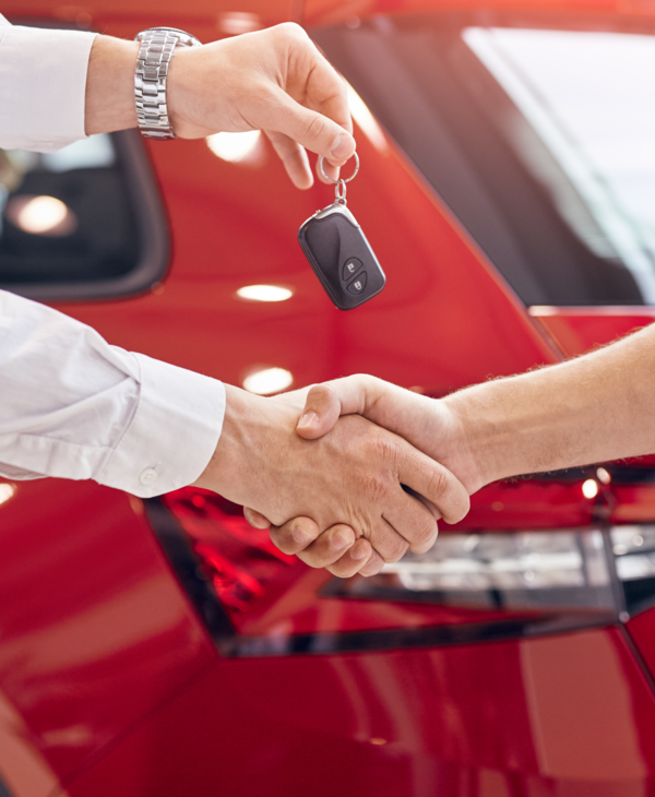 blitzblank-fahrzeugaufbereitung-schluessel-uebergabe Zwei Personen geben sich die Hand und einer übergibt seinen Autoschlüssel