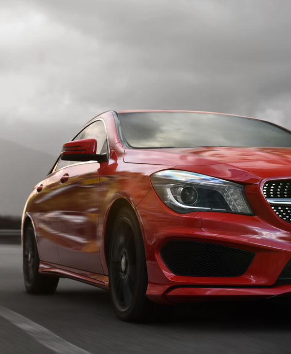 blitzblank-fahrzeugaufbereitung-rotes-auto Ein rotes Auto fährt auf der Autobahn