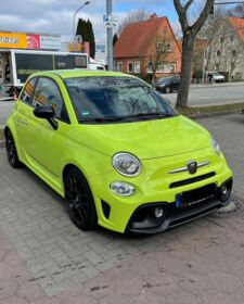 Ein giftgrüner Abarth 595 steht auf einem Parkplatz