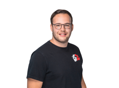 Inhaber von Blitzblank Michael Ahrens steht seitlich mit einer Hand in der Hosentasche